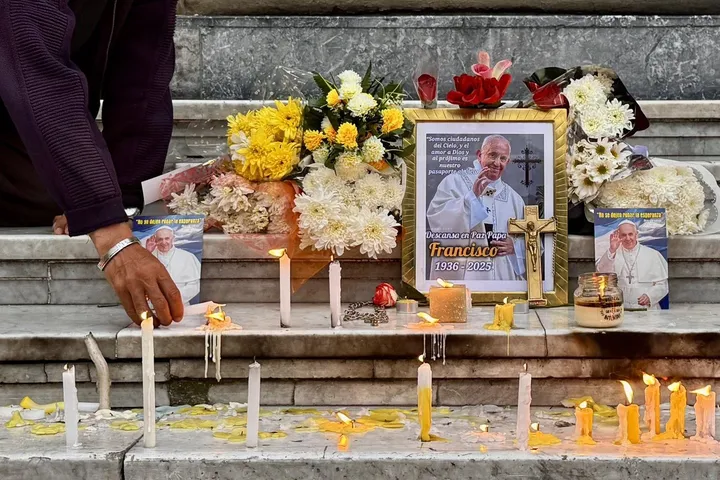 Entre el luto y el orgullo, los argentinos despiden al papa Francisco en el barrio donde creció
